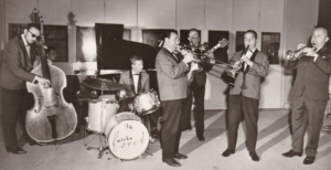 Pohlednice z roku 1964 zachycující "Orchestr Mirko Foreta".
